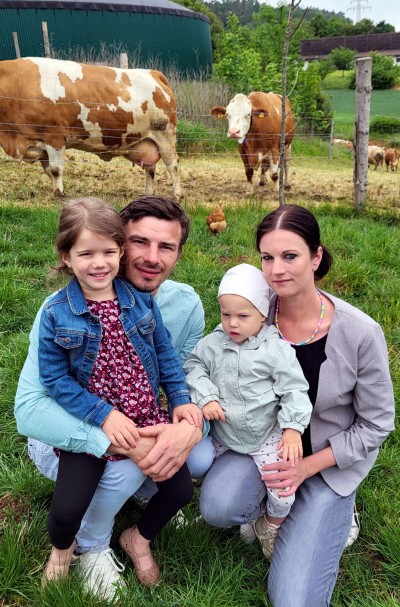 Regionalstrom_Biogasanlage_Hof_Familie mit Kühen_Biogas_Strom