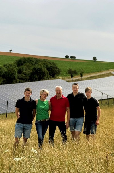 Regionalstrom_PV_Solarpark_Familie auf Feld_Niederstetten